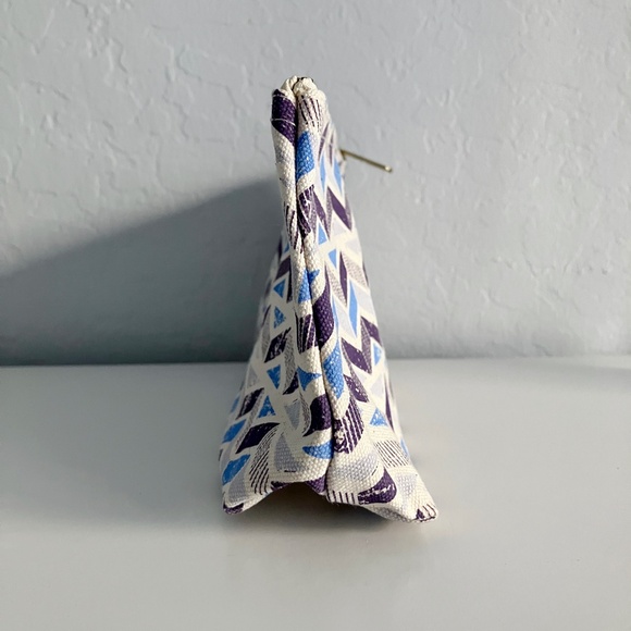 NWOT Clarins Feed 10 Canvas Makeup Cosmetics Bag Pouch Blue and Cream - Picture 13 of 15